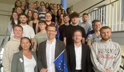 Minda-Geschäftsführer Robert Falch wirbt an Berufsschule für Europawahl