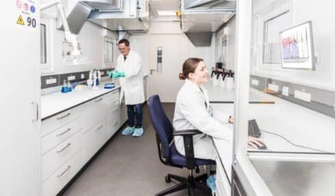 Wenn´s im Labor zu eng wird: Der Plug & Lab Laborcontainer von DENIOS