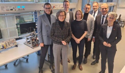 NRW-Bauministerin Ina Scharrenbach diskutiert mit OWL-Handwerk