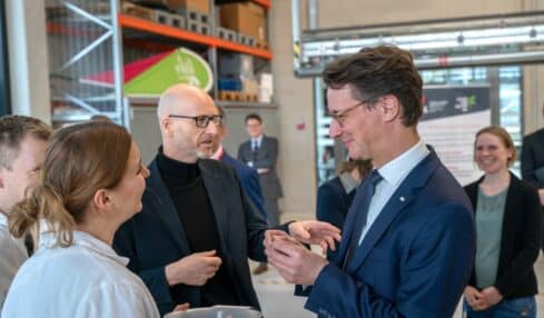 Hendrik Wüst genießt an der TH OWL Rennstallatmosphäre und probiert veganes Katzenfutter