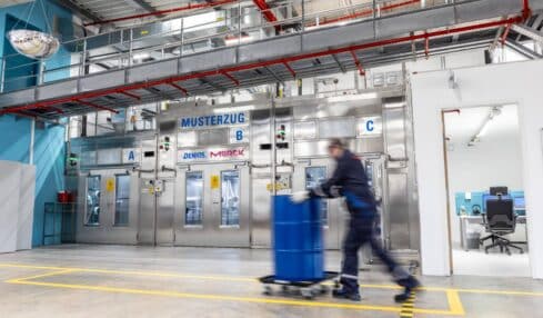 DENIOS entwickelt Musterzug für Merck: Neue Maßstäbe in der sicheren Handhabung von Gefahrstoffen