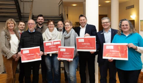 Sparkasse Paderborn-Detmold-Höxter spendet 12.000 Euro für die Detmolder Freibäder