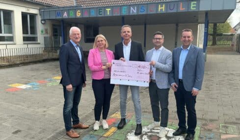 Sparkasse unterstützt Stifter: Die ersten 10.000 Euro aus der Wilhelm Ahle-Stiftung gehen an Grundschule