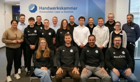 Gemeinsam fördern: Nachwuchstrainer von Arminia Bielefeld bei der Handwerkskammer OWL