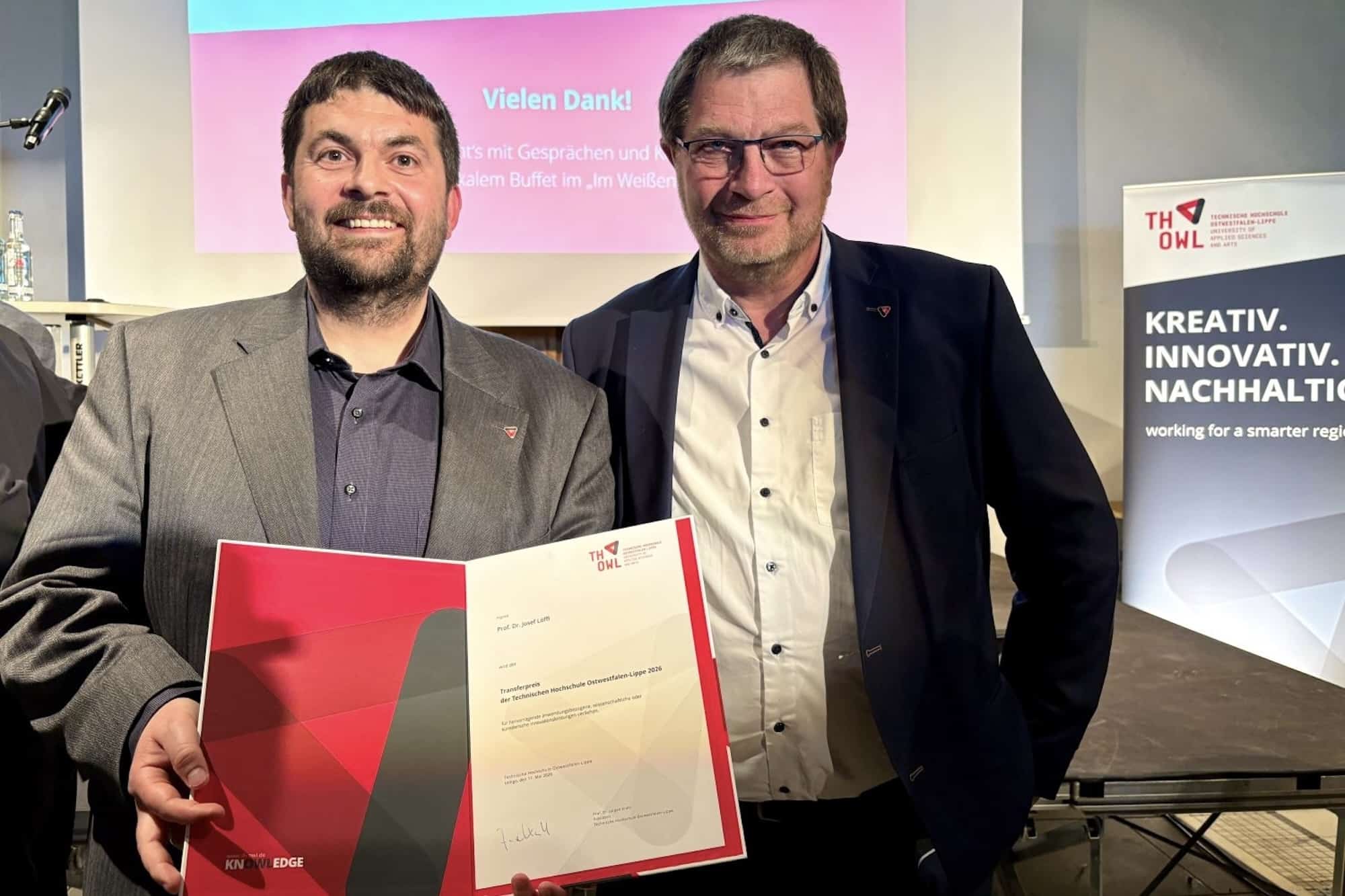 Gewinner des Transferpreis 2026: Prof. Dr. Stefan Witte (rechts) gratuliert seinem Kollegen Professor Dr. Josef L&ouml;ffl. Foto: IHK Lippe