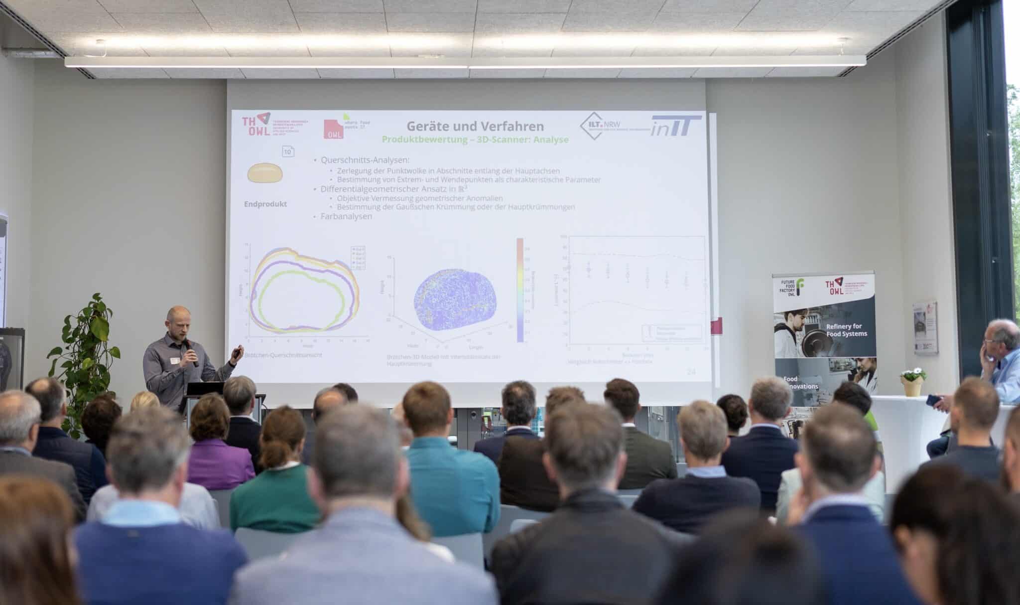 Rund 70 Teilnehmende informierten sich am Fokustag in der Future Food Factory OWL zu KI in der Lebensmittelproduktion. Foto: TH OWL