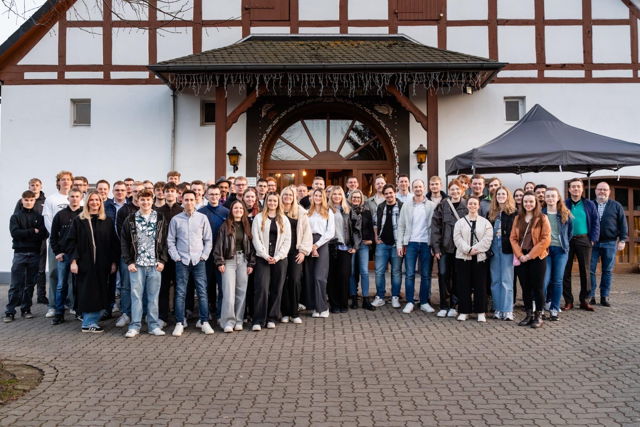 Beim Young Talents Event (hier im M&auml;rz 2026) in Vlotho treffen sich die Nachwuchstalente von Kannegiesser zum Kennenlernen und Austausch. Der Fokus liegt auf gemeinsamer Entwicklung und langfristigen Perspektiven am Standort. Foto: Kannegiesser