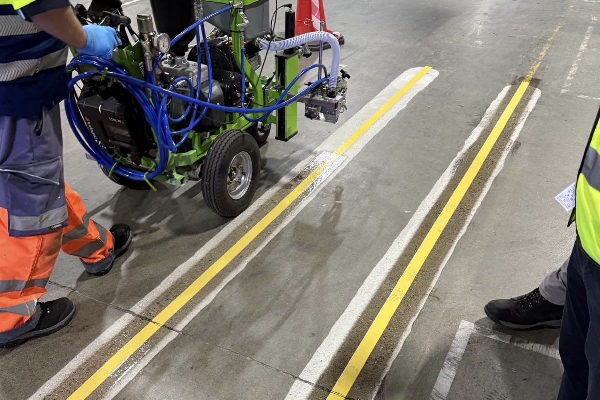 KNEHO hat UV-/LED-Decklacke in Gelb, Blau, Wei&szlig; und Rot f&uuml;r Markierungssysteme auf Asphalt- und Betonfl&auml;chen entwickelt. Auch f&uuml;r Markierungen auf Logistik- und Industriefl&auml;chen sind sie geeignet. Foto: KNEHO