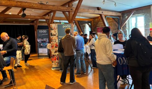 Azubi-Speed-Dating: 1.330 Jugendliche treffen auf 200 Unternehmen
