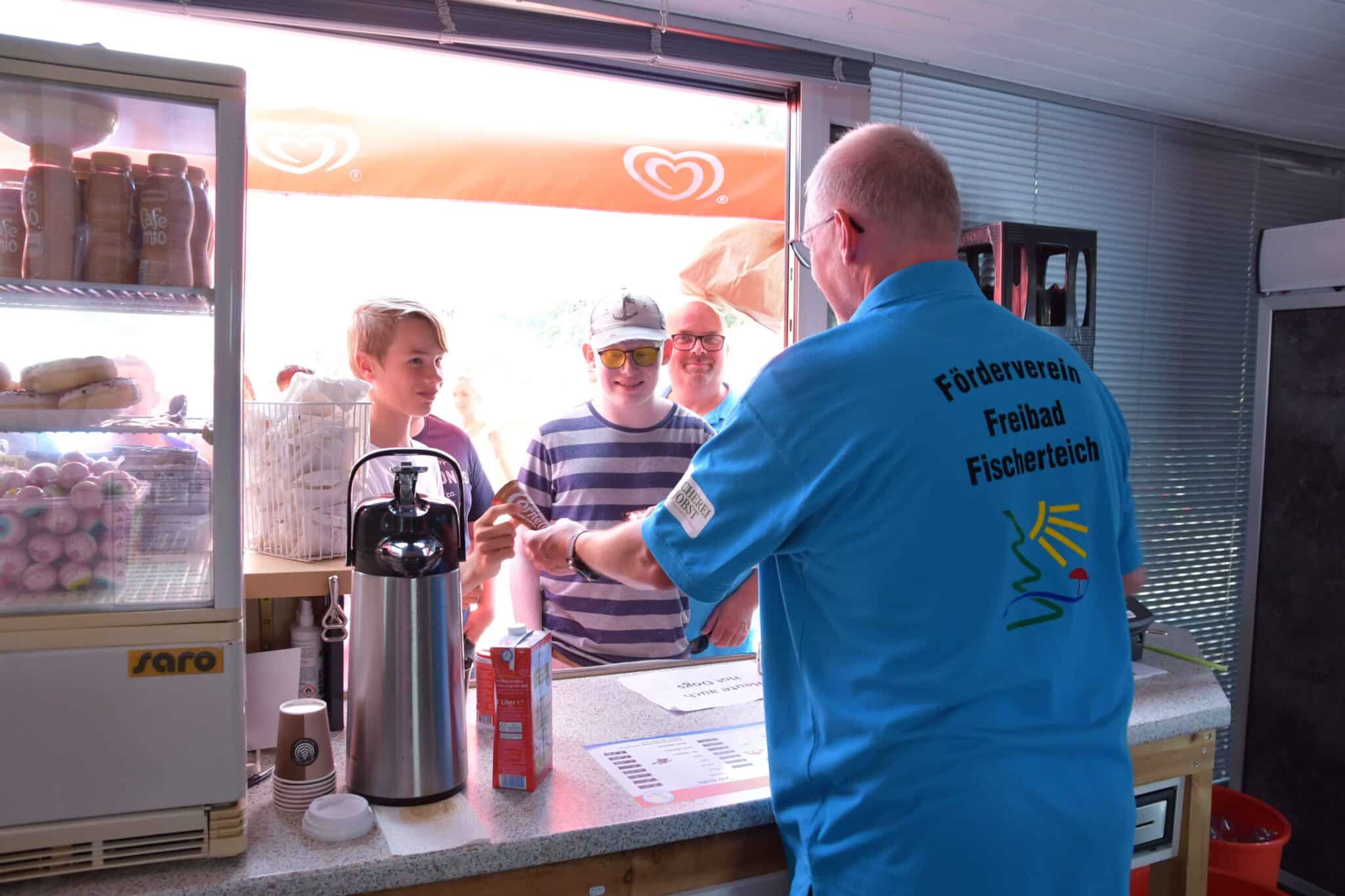 Eis, Pommes, kalte Getr&auml;nke: Bei gutem Wetter hat das Team im Freibad-Bistro immer gut zu tun. Spenden hat der F&ouml;rderverein unter anderem in eine Slush-Maschine, eine Kaffeemaschine f&uuml;r Cappuccino und Co. sowie in eine Industriesp&uuml;lmaschine investiert. Foto: F&ouml;rderverein Freibad Fischerteich