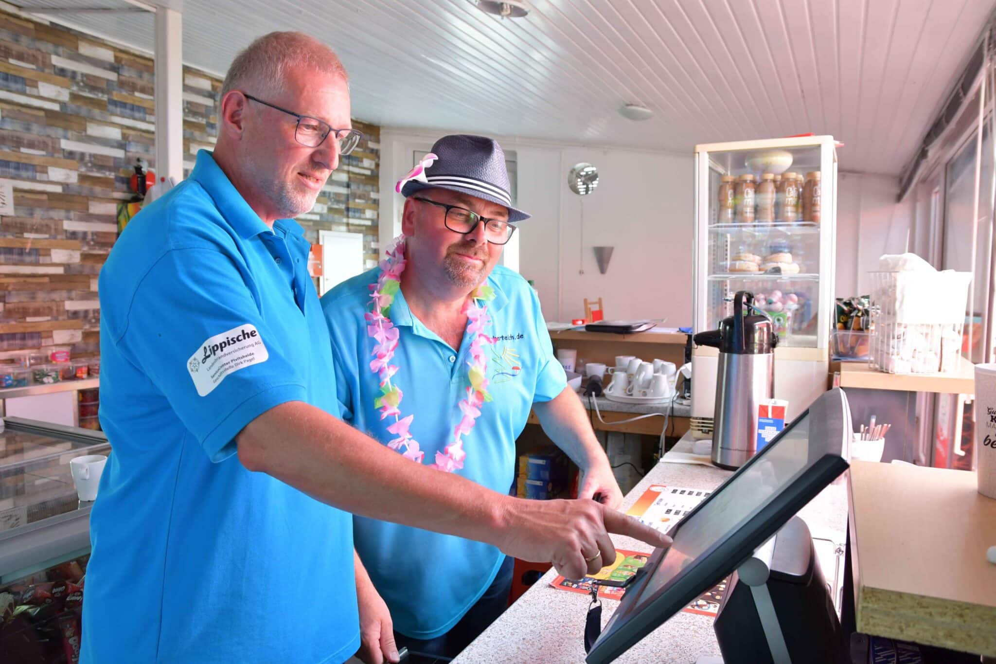 Detlef Erfkamp und Andreas Schlinkheider an der Kasse im Bistro. Foto: F&ouml;rderverein Freibad Fischerteich