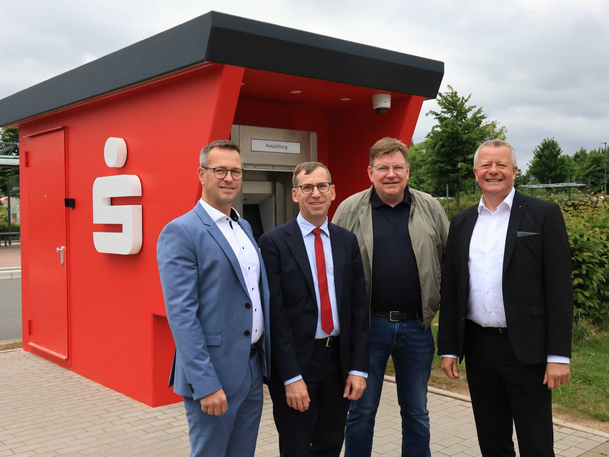 Sparkasse investiert am ZOB: In Warburg gibt es ab sofort wieder Bargeld