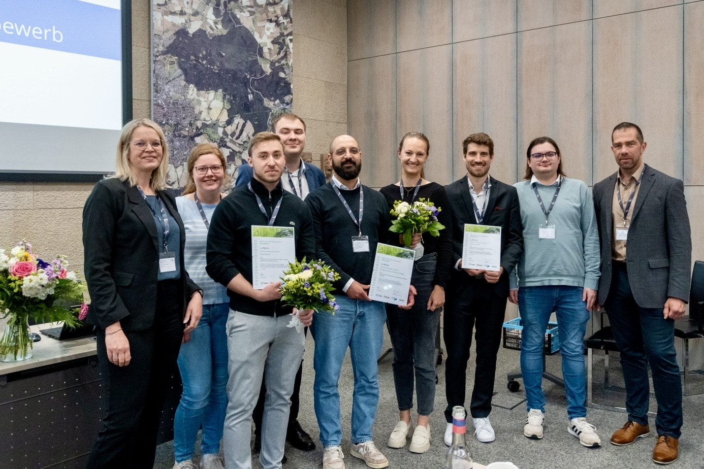 Professorin Dr. Anika Sievers (links) zeichnete im Rahmen des Nachwuchsf&ouml;rderpreises die Preistr&auml;ger aus: Ewald Keksel (3. von links) erhielt den 1. Platz, Florian Zacherl (7. von links) den 2. Platz, Svenja Iserloth (6. von links) und Yasin Incedag (5. von links) gemeinsam den 3. Platz. Foto: TH OWL