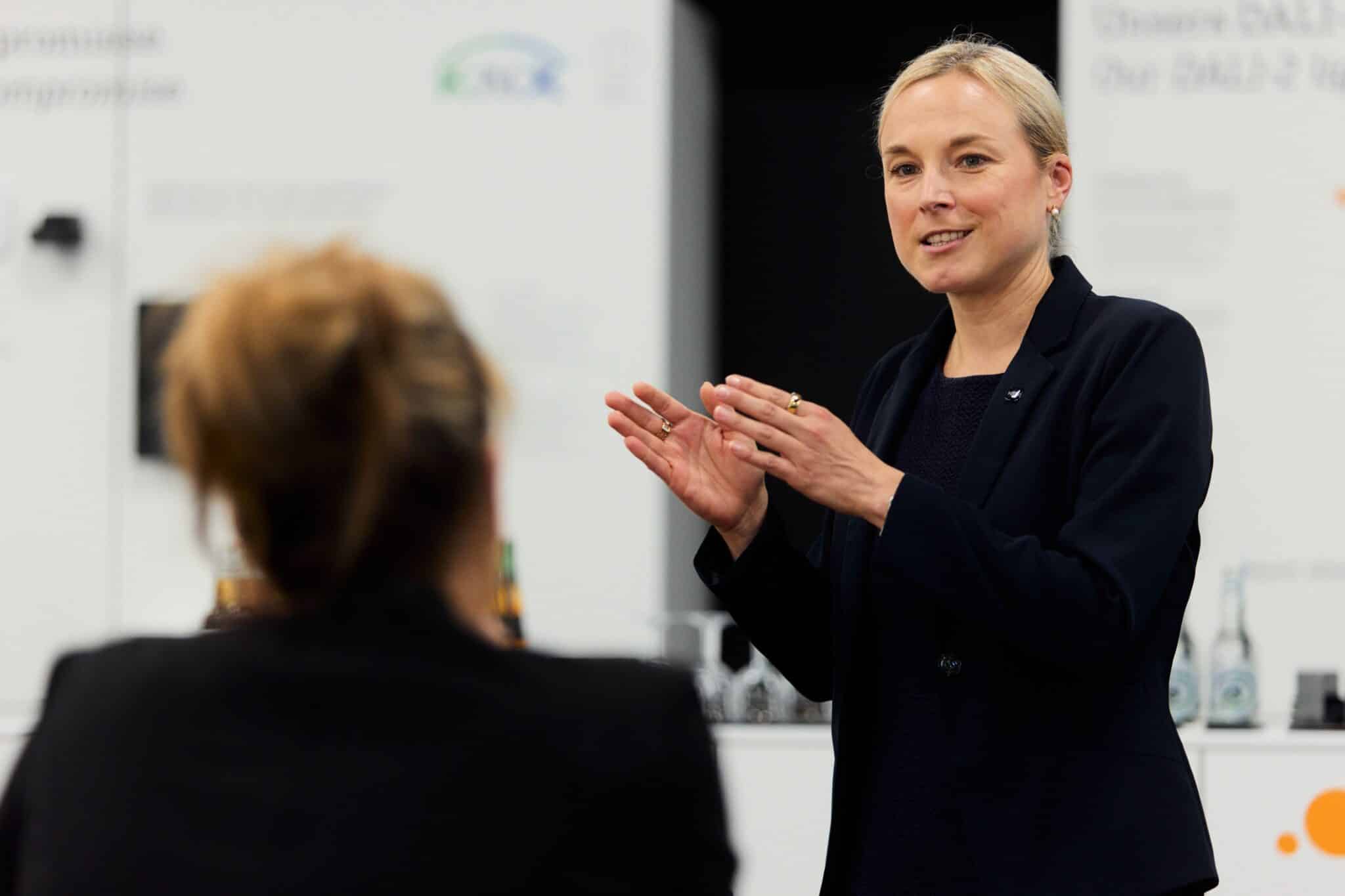 Unterstrich die gro&szlig;e Bedeutung von Transfer f&uuml;r die Positionierung der Hochschule: HSBI-Vizepr&auml;sidentin Prof. Dr. Natalie Bartholom&auml;us. Foto: P. Pollmeier/HSBI