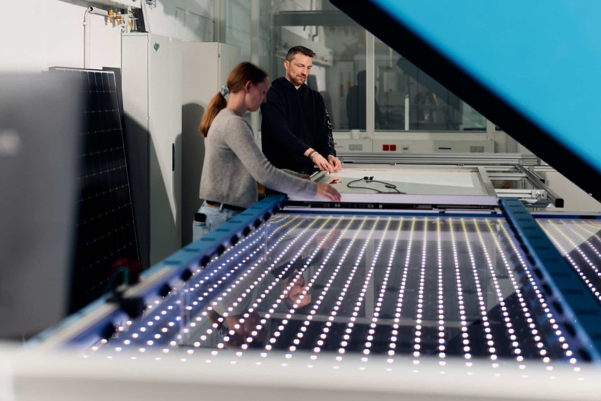 Im Modultester simuliert ein LED-Flasher das Sonnenlicht. So kann die Leistung eines Moduls schnell beurteilt werden. Dar&uuml;ber hinaus kann das Ger&auml;t Defekte und Alterungsvorg&auml;nge analysieren, die Dioden pr&uuml;fen, die elektrische Sicherheit checken und Zelldefekte visualisieren. Foto: P. Pollmeier / HSBI