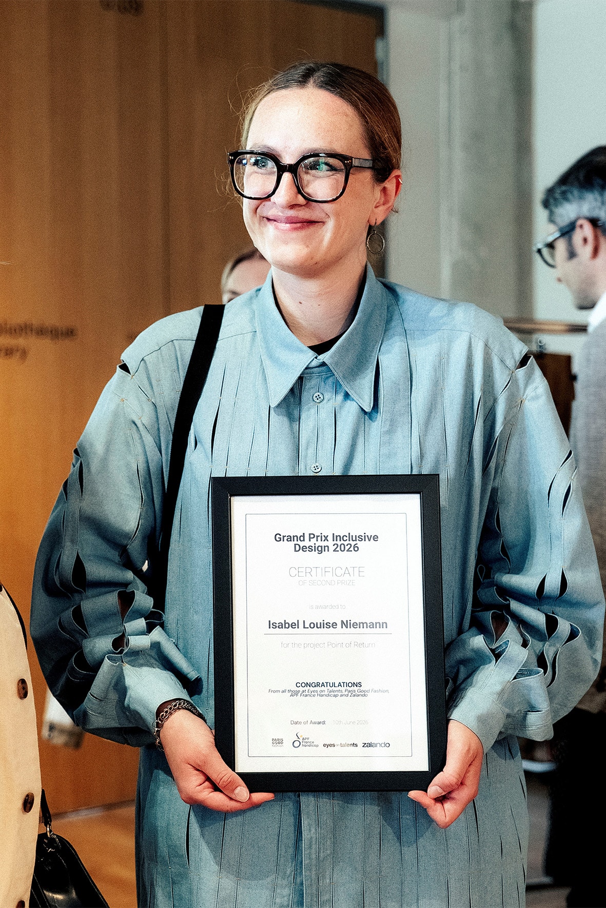 Den Preis konnte Isabel Niemann Anfang Juni pers&ouml;nlich in Paris in Empfang nehmen. Die Bekanntgabe der beiden Gewinnerprojekte fand am Institut Francaise de la Mode statt, eine der bekanntesten Modehochschulen weltweit. Foto: Tilo Gu&eacute;tard-Isore/pr