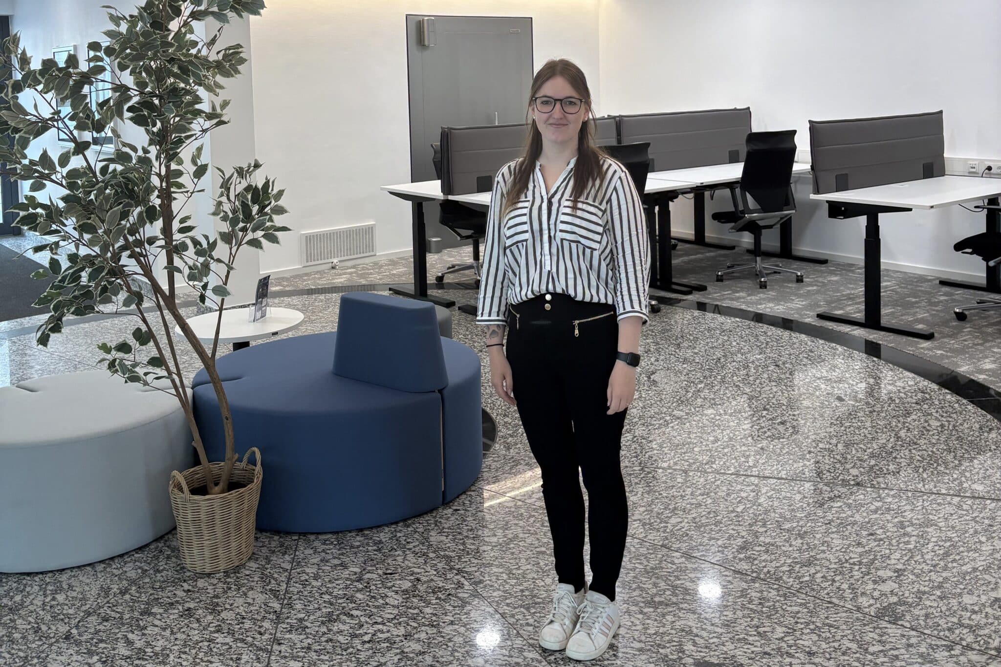 Gr&uuml;nderin Julia Herde in ihren R&auml;umlichkeiten in L&uuml;gde. Im &bdquo;EmmerHub" findet das n&auml;chste Gr&uuml;ndungsforum statt. Foto: IHK Lippe