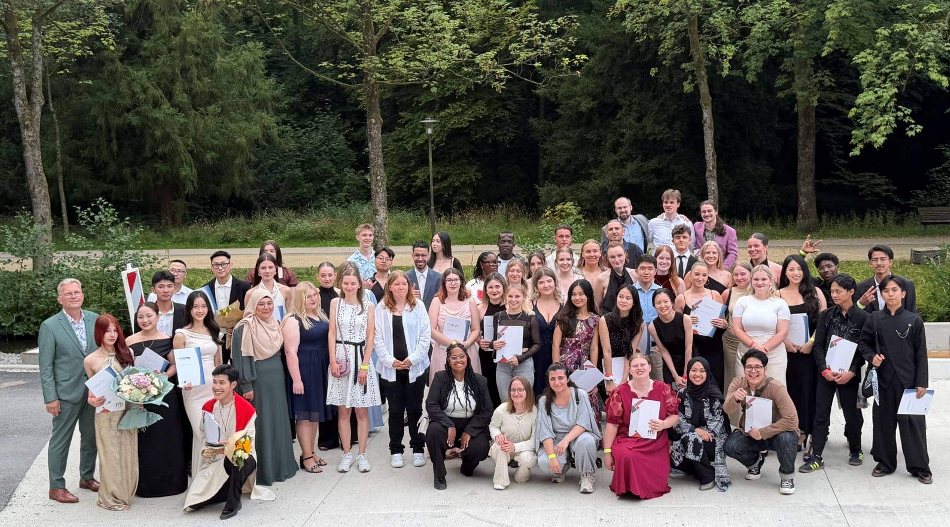 Gemeinsam mit Holger Lemke (links), Pr&auml;sident des DEHOGA Lippe e.V., feierten die Absolventinnen und Absolventen ihre Freisprechung nach bestandener Ausbildung in den gastronomischen Ausbildungsberufen. Foto: DEHOGA Lippe