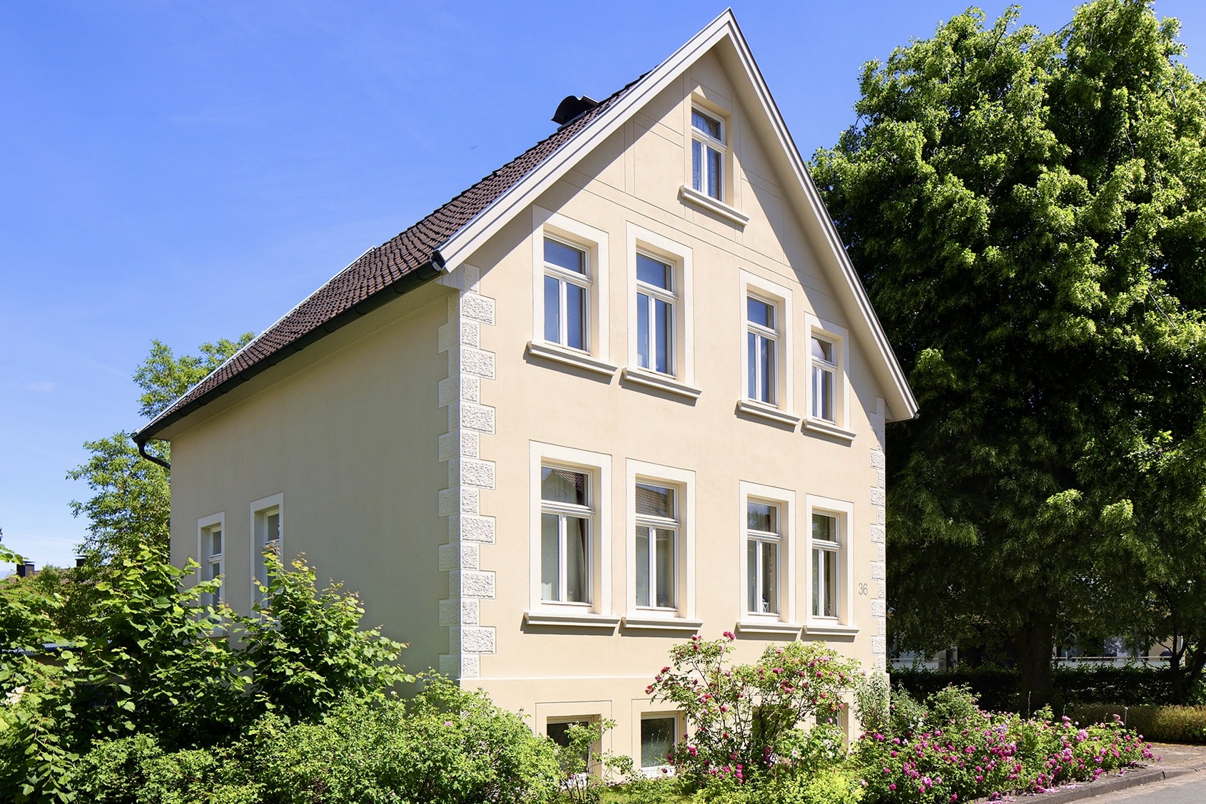 Sieger der Kategorie &bdquo;Einfamilienhaus", gestaltet von Malerbetrieb Eife, Detmold. Foto: Kreishandwerkerschaft Paderborn-Lippe/Dietmar Flach