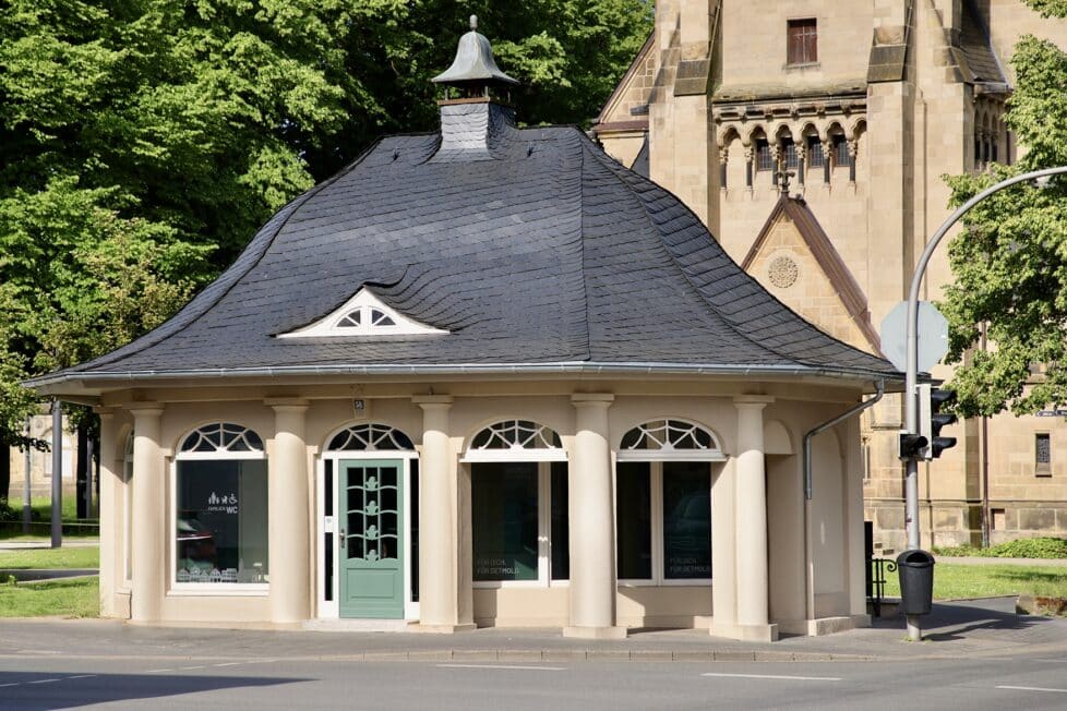 Gewinner der Kategorie „Historisches Gebäude": WC-Pavillon am Kaiser-Wilhelm-Platz in Detmold, gestaltet vom Malerbetrieb Eife, Detmold. Foto: Kreishandwerkerschaft Paderborn-Lippe/Dietmar Flach