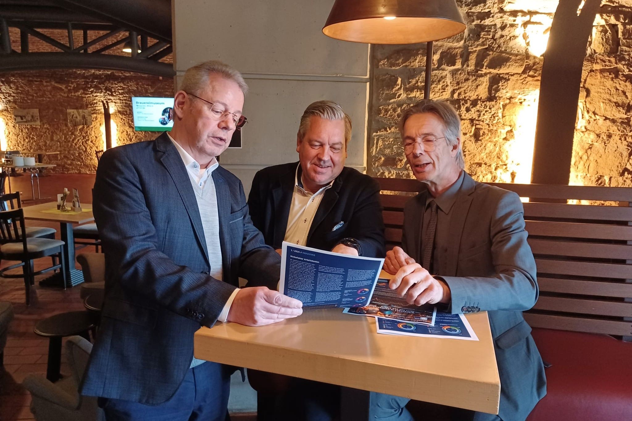 F&uuml;r Unternehmer Christoph Barre (Bildmitte), Chef der in L&uuml;bbecke ans&auml;ssigen Traditionsbrauerei, ist die Versorgung mit Trinkwasser - wie f&uuml;r viele weitere Unternehmen -, elementar wichtig. Auf dem Bild rechts zu sehen ist Karl-Ernst Hunting von der IHK. Foto: IHK/Manuel Kauf