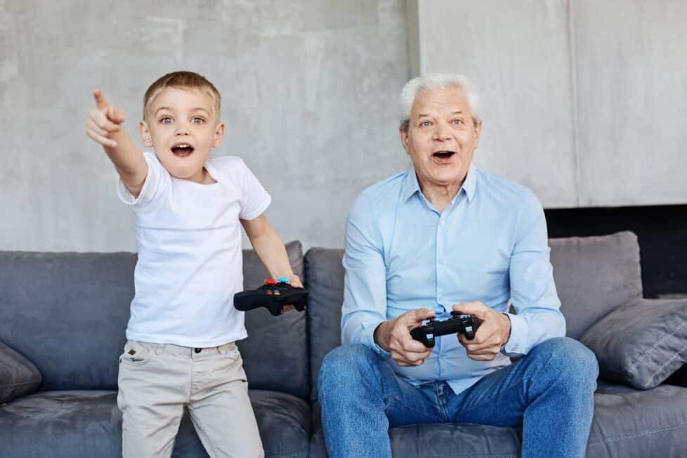 Mehr Zeit für die Enkel, Hobbies oder viele reisen: Der Übergang in den Ruhestand muss sorgfältig geplant sein und vor allem in den Unternehmen insbesondere beim Thema Wissenstransfer sehr gut abgestimmt sein. Das Thema Ruhestand hat also zwei Dimensionen: Einmal die persönliche Perspektive und vor dem Hintergrund des Fachkräftemangels in OWL auch eine wirtschaftliche. Symbolfoto: Viacheslav Yakobchuk - stock.adobe.com