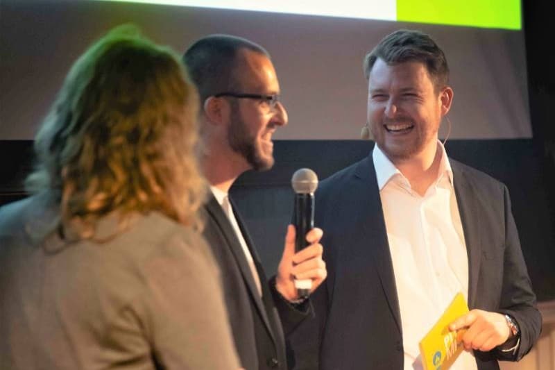 Bei der PitchMiUp-Night des Gr&uuml;nderzentrum StartMIUp stellen Gr&uuml;nderinnen und Gr&uuml;nder ihre Ideen vor. Die Anlaufstelle f&uuml;r Gr&uuml;nderinnen und GR&uuml;nder in Minden leitet Jens L&uuml;tke-B&ouml;rding (rechts). Foto: StartMIUp