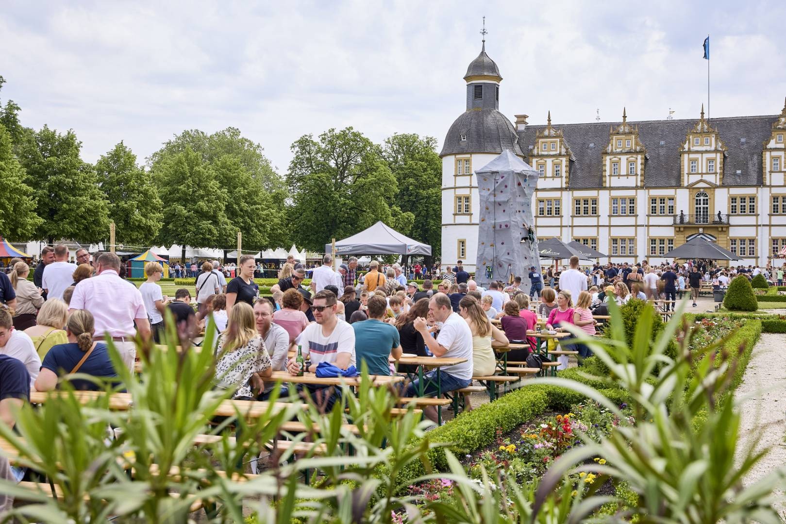 Zum gro&szlig;en Familienfest zum 150-j&auml;hrigen Jubil&auml;um der BENTELER Group kamen rund 6.500 Menschen in den Park von Schlo&szlig; Neuhaus in Paderborn. Foto: BENTELER Group