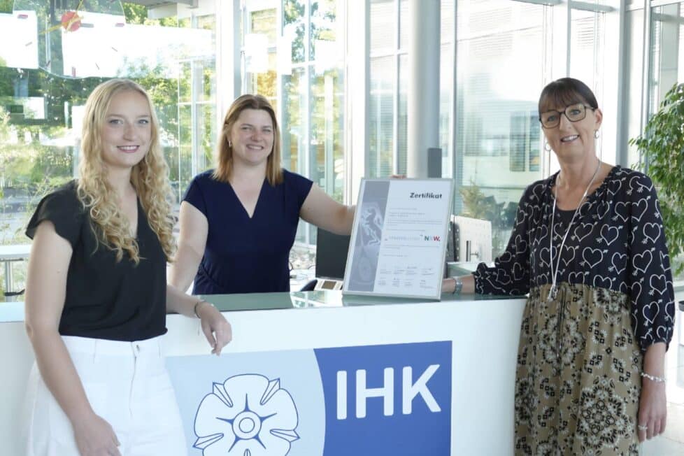 Freuen sich über die Zertifikatsverlängerung: Elke Stinski, Christina Flöter (Mitte) und Jasmin Woznikowski sind die Ansprechpersonen im Startercenter NRW bei der IHK Lippe. Foto: IHK Lippe