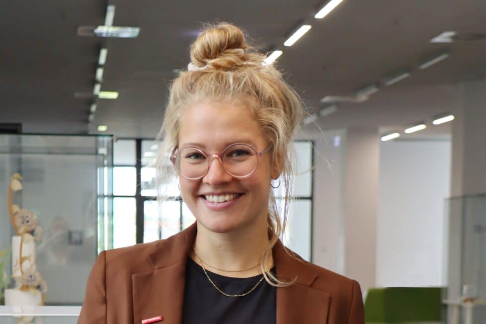 Judith Schmidt ist die neue technische Betriebsberaterin der Handwerkskammer Ostwestfalen-Lippe zu Bielefeld in der Außenstelle Paderborn. Foto: Ulrike Wittenbrink / HWK OWL