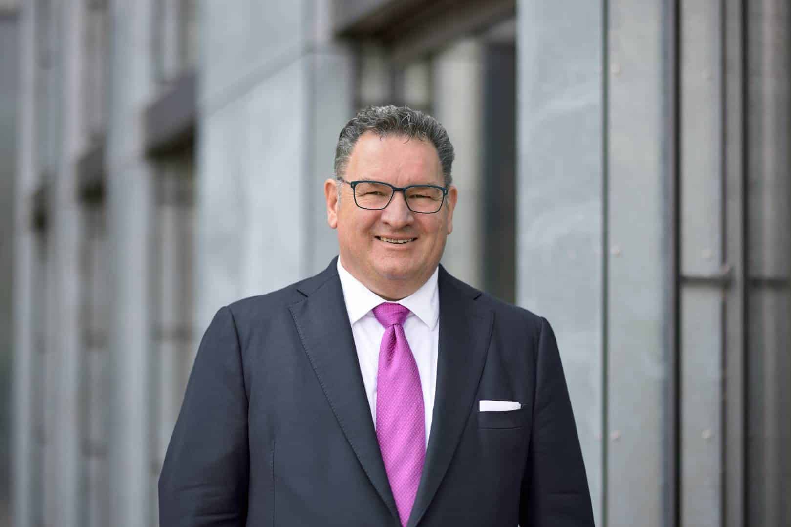 Auch, wenn w&auml;hrend der Elternzeit keine Lohnkosten anfallen, ist die Belastung f&uuml;r die oftmals kleineren Handwerksbetriebe enorm, kritisiert Michael H. Lutter, der Hauptgesch&auml;ftsf&uuml;hrer der Kreishandwerkerschaft Paderborn-Lippe. Foto: Kreishandwerkerschaft Paderborn-Lippe