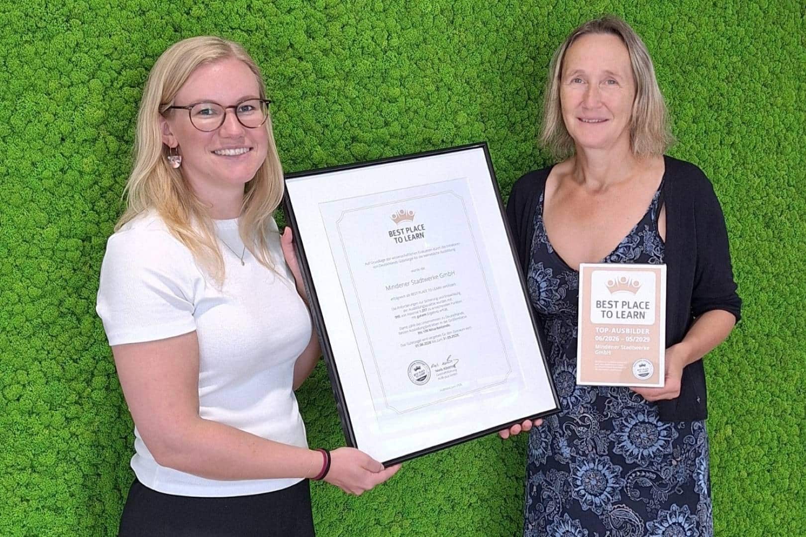 MSW-Mitarbeiterinnen Annika Hodde und Nicole Broich mit der Urkunde &bdquo;Best place to learn&ldquo;. Foto: Mindener Stadtwerke