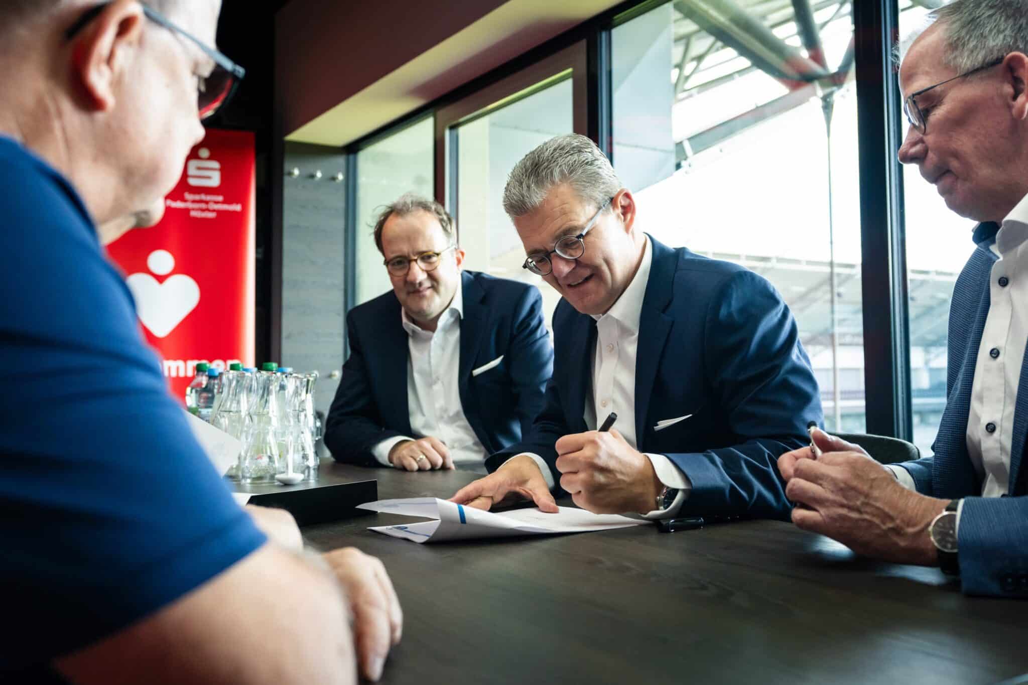 Martin Hornberger (von links, Gesch&auml;ftsf&uuml;hrer SCP), Pascal D&ouml;pker (Pressesprecher Sparkasse), Arnd Paas (Vorstandsvorsitzender Sparkasse, Lars H&uuml;lsiggensen (Leiter Vorstandsreferat Sparkasse) bei der Unterzeichnung der neuen Vereinbarung. Foto: Lumotiq