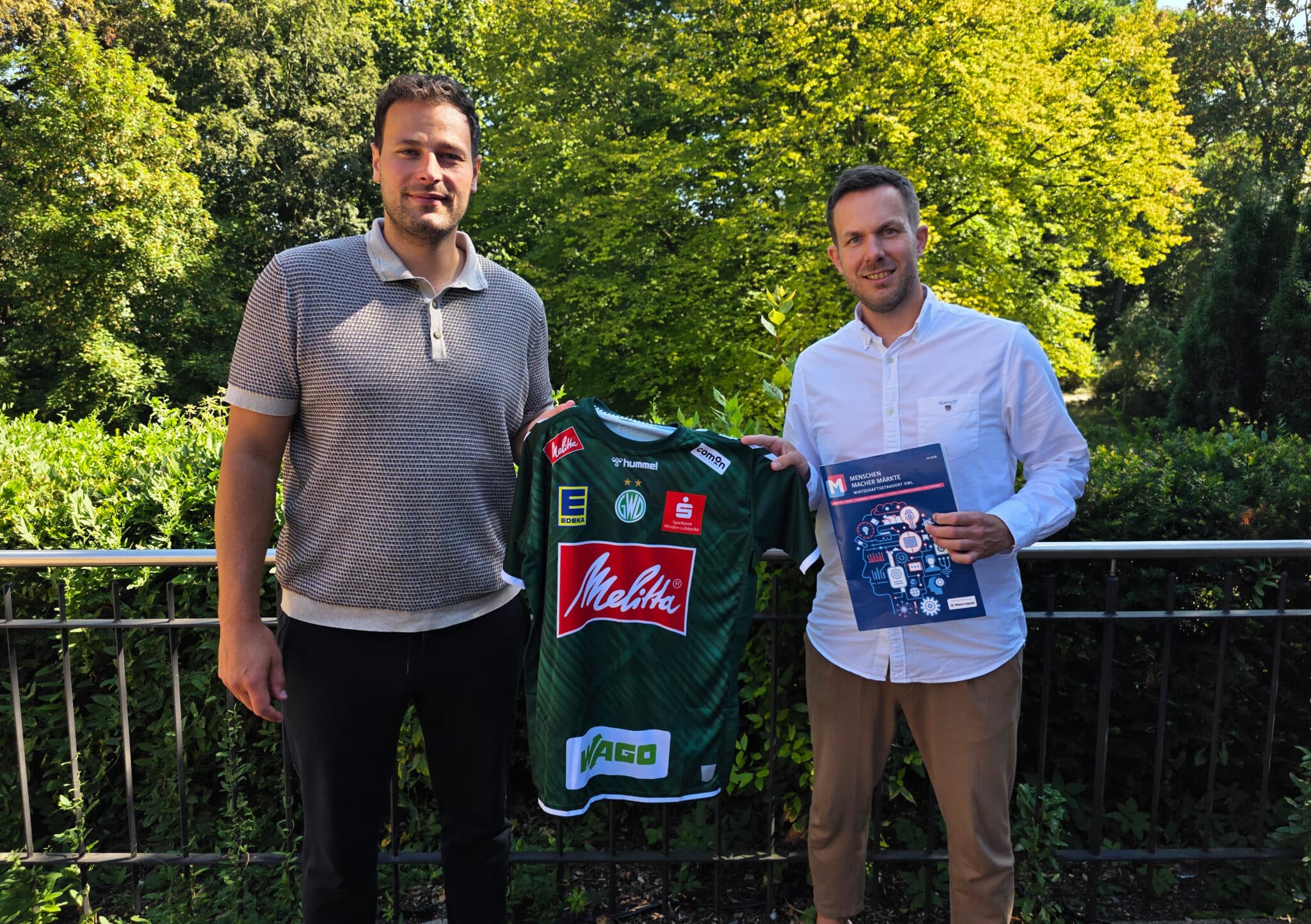 Nils Torbr&uuml;gge, Gesch&auml;ftsf&uuml;hrer von GWD Minden (links), und Marc Diste, Verkaufsleiter der B&G-Medien, sehen in der neuen Rubrik Sportbusiness von mmm-owl.de einen Gewinn f&uuml;r alle Beteiligten.