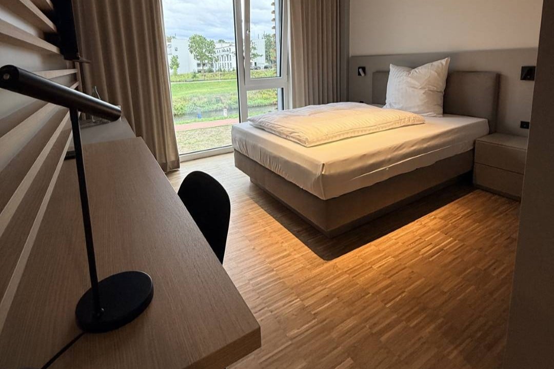 Das zweigeschossige Geb&auml;ude ist nach neusten &ouml;kologischen und technologischen Standards konzipiert und verf&uuml;gt &uuml;ber 30 helle, modern eingerichtete Zimmer. Foto: VHK