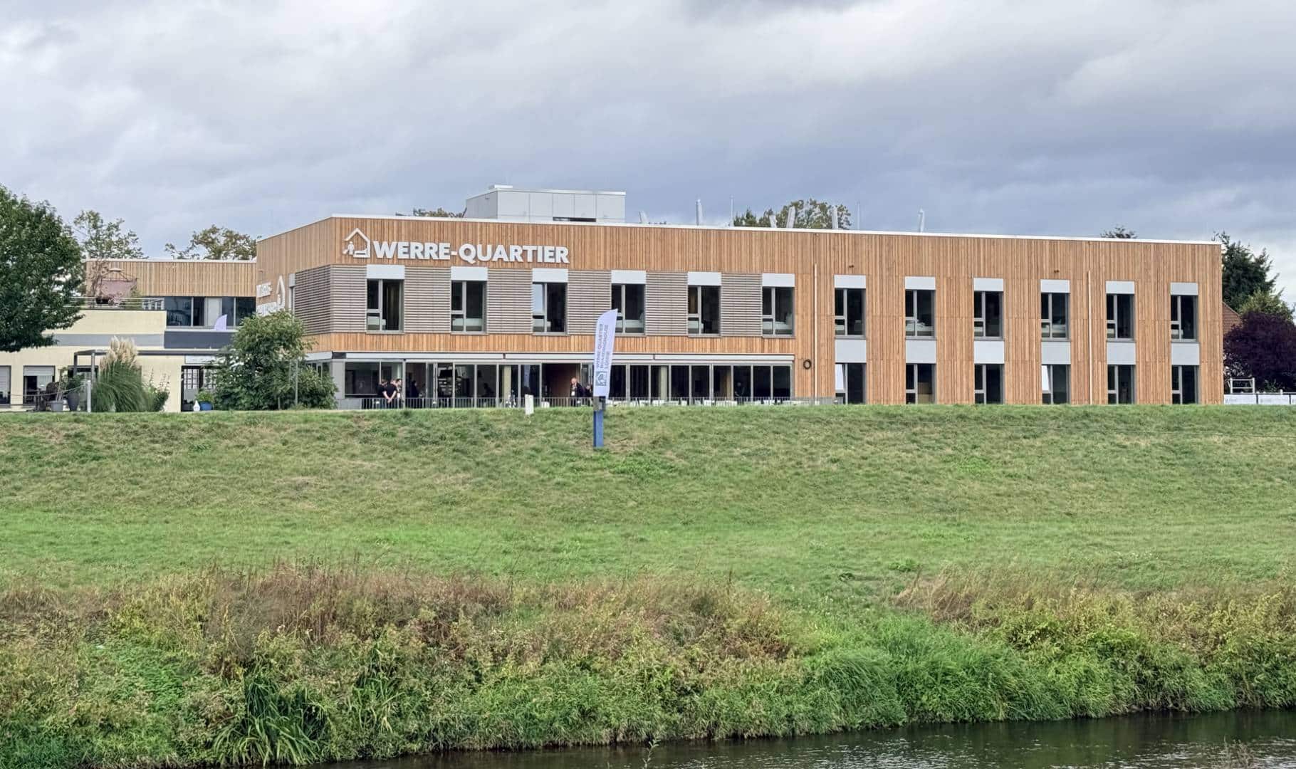 : Das unmittelbar neben der Lehrfabrik M&ouml;belindustrie angesiedelte Boardinghouse soll dem Fachkr&auml;ftemangel entgegenwirken und neue M&ouml;glichkeiten f&uuml;r die Aus- und Weiterbildung sowie f&uuml;r ein branchen&uuml;bergreifendes Onboarding in Ostwestfalen-Lippe schaffen. Foto: VHK