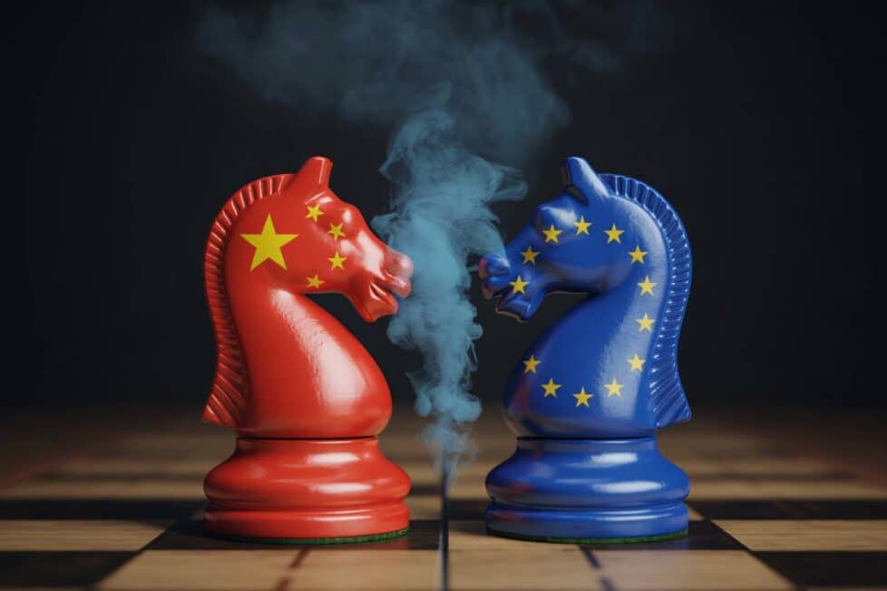 Im Wettbewerb mit China werden Handelspolitik und wirtschaftliche Interessen zu strategischen Zügen. Für Unternehmen in OWL bleibt die Volksrepublik dabei zugleich Markt und Konkurrent. Grafik (KI-generiert): Syed – adobestock.com