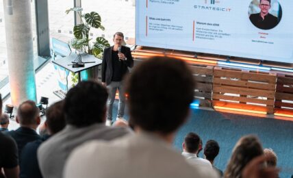 Werkhalle trifft Garage: Industrie und Start-ups in OWL vernetzen sich bei KI-Kongress