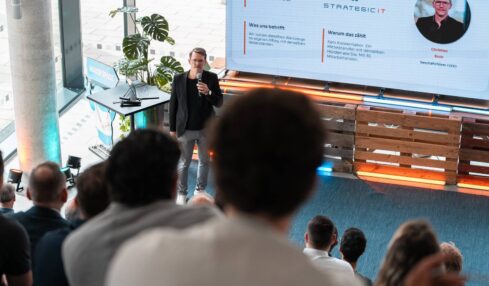 Werkhalle trifft Garage: Industrie und Start-ups in OWL vernetzen sich bei KI-Kongress