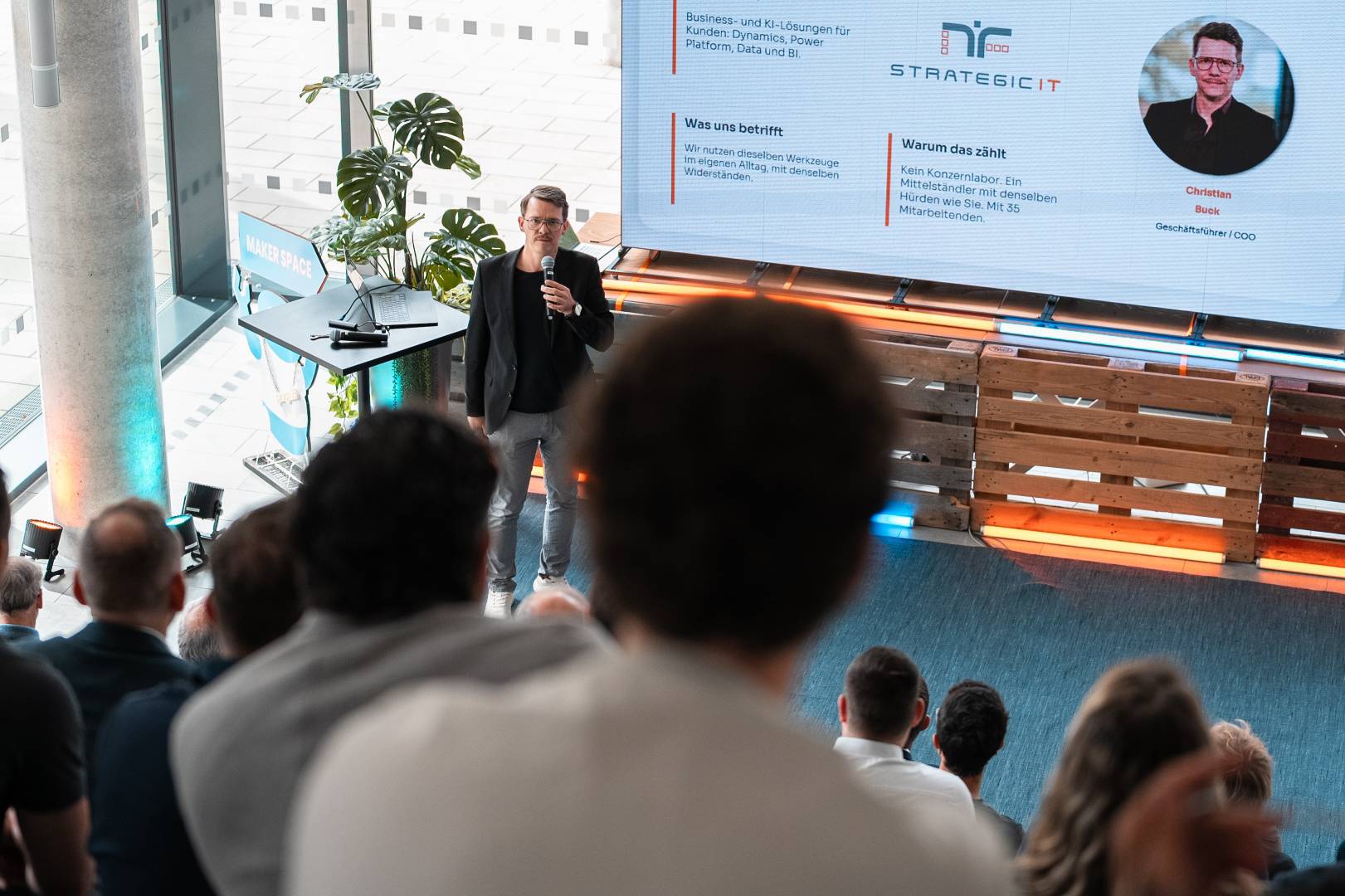 Werkhalle trifft Garage: Industrie und Start-ups in OWL vernetzen sich bei KI-Kongress
