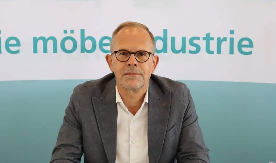 Verbandsgesch&auml;ftsf&uuml;hrer Jan Kurth berichtete in K&ouml;ln &uuml;ber die Gesch&auml;ftsentwicklung der deutschen M&ouml;belindustrie im ersten Halbjahr 2026. Foto: VDM