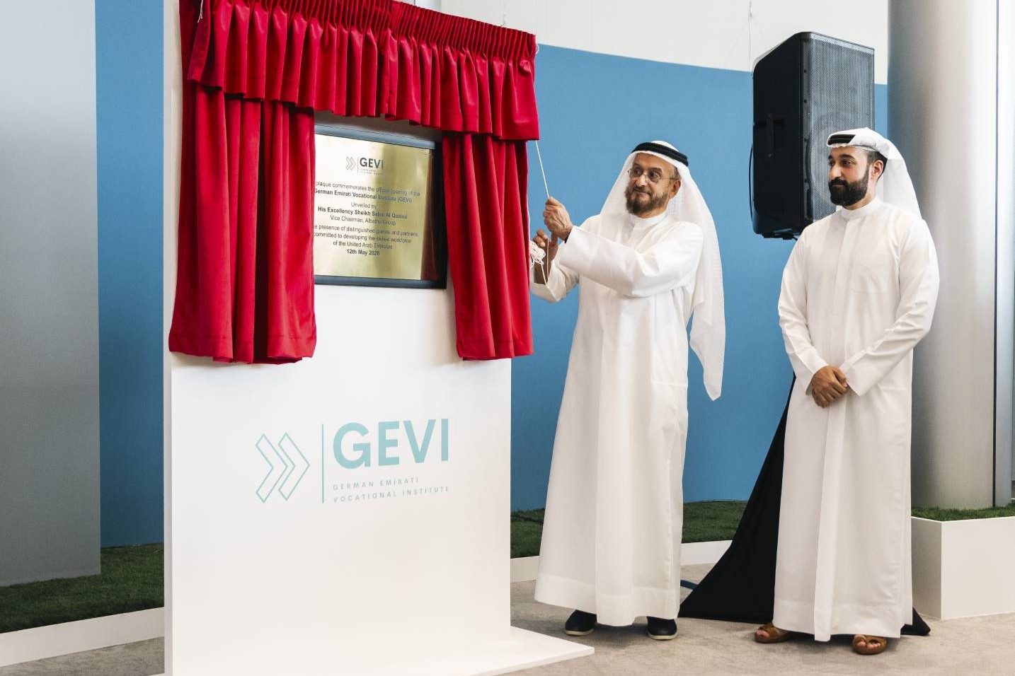 Sheikh Salim Al Qasimi (links) er&ouml;ffnet das GEVI-Ausbildungsinstitut offiziell, in dem mit Begleitung der IHK Ostwestfalen nach deutschem Vorbild in den Vereinigten Arabischen Emiraten dual ausgebildet wird. Foto: GEVI/IHK Ostwestfalen
