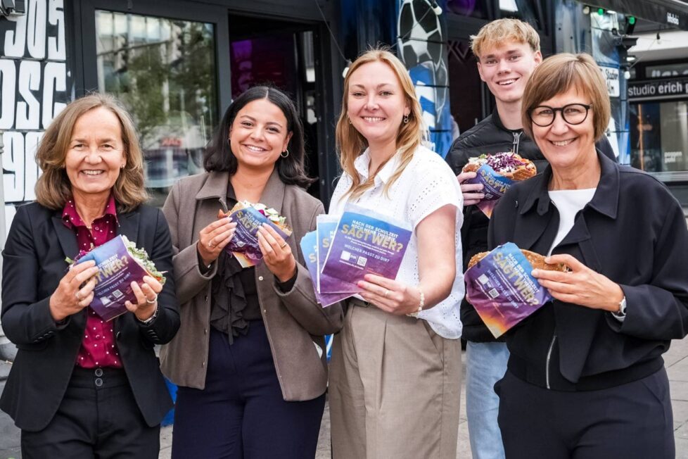 Appetit machen auf Ausbildung (von links): Hauptgeschäftsführerin Petra Pigerl-Radtke, Illary Vasconcelos, Elena Finke (Referatsleiterin Bildungs-marketing), Alexander Hofberger und Ute Horstkötter-Starke (Geschäfts-führerin Berufliche Bildung) präsentieren die Dönertüten, mit denen die IHK Ostwestfalen für die Duale Ausbildung wirbt. Foto: Heiko Stoll/IHK Ostwestfalen