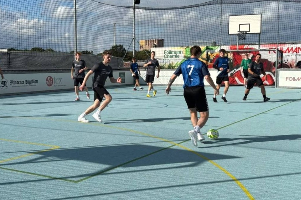 Acht Teams mit Auszubildenden und dual Studierenden regionaler Unternehmen lieferten sich beim ersten FOLLTREFFER-Cup spannende Spiele. Foto: Follmann Gruppe