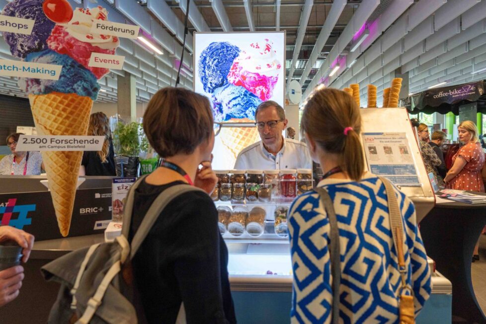 Am Eisstand auf dem InnovationFestival konnten die Teilnehmenden ungewöhnliche Eissorten ausprobieren. Foto: BRIC GmbH