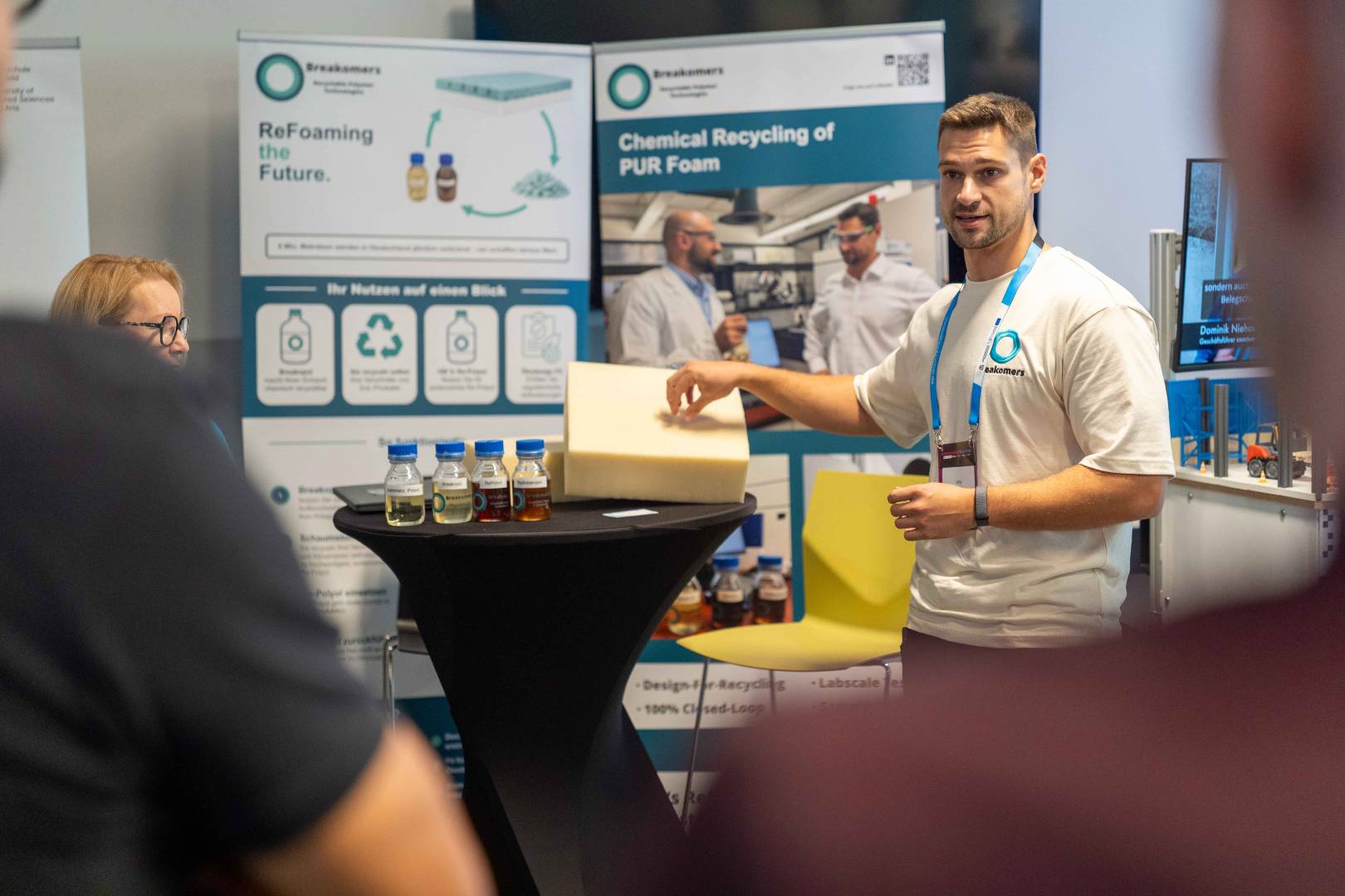 Willy Zubert vom Start-Up Breakomers der Universit&auml;t Bielefeld erl&auml;utert die Innovation rund um recyclingf&auml;hige Schaumstoffe. Foto: BRIC GmbH