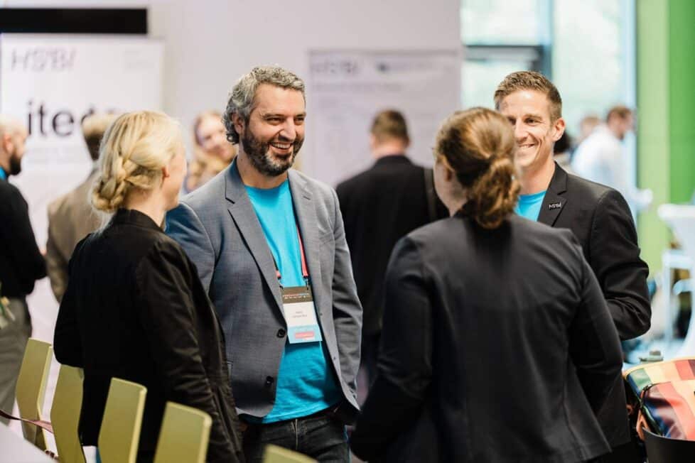 Austausch zwischen Wissenschaft und Wirtschaft: Pedro Campos Silva, Ge-schäftsführer der ausrichtenden BRIC GmbH, im Gespräch mit Teilnehmenden bei der Premiere des InnovationFestival im vergangenen Jahr. Am 15. und 16. September geht die Veranstaltungauf dem Campus Bielefeld in die zweite Runde. Foto: BRIC GmbH
