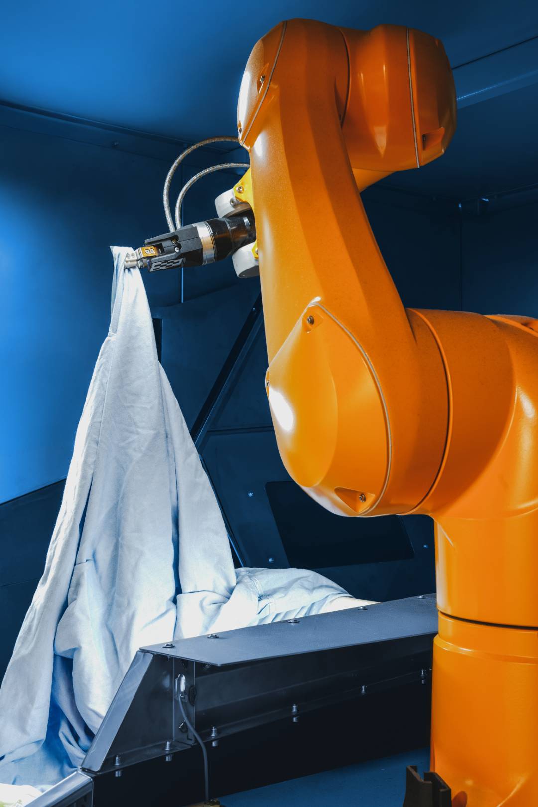 Mit innovativen Technologien sorgt der Weltmarktf&uuml;hrer aus Vlotho f&uuml;r h&ouml;chste Effizienz, Hygiene, Produktivit&auml;t und Nachhaltigkeit in der W&auml;scheverarbeitung. Unter Einsatz von Robotertechnik und 3-D-Kameras werden viele Bereiche in der W&auml;scherei automatisiert. Foto: Herbert Kannegiesser GmbH