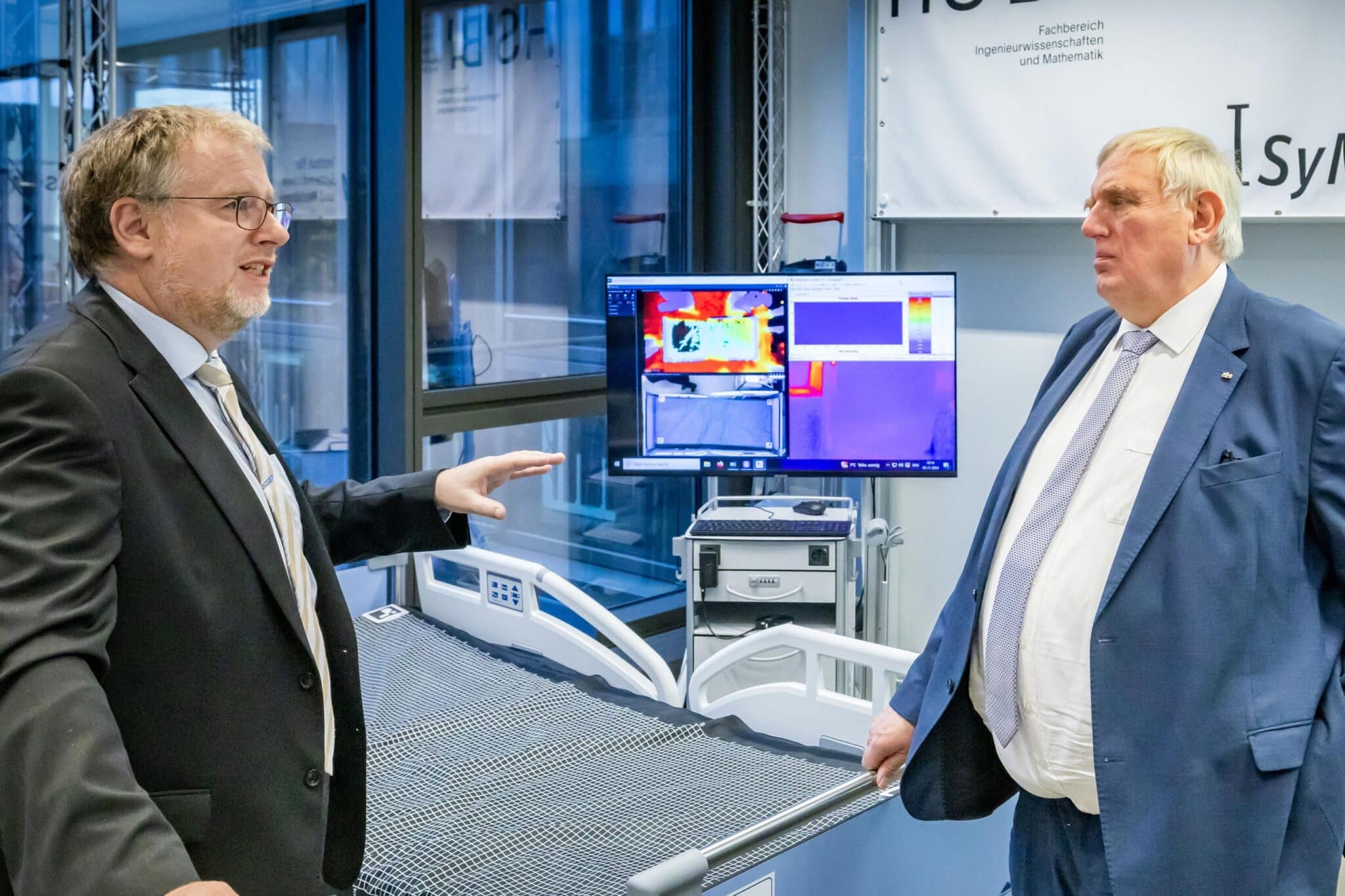 Prof. Dr. Axel Schneider pr&auml;sentiert Karl-Josef Laumann (NRW-Minister f&uuml;r Arbeit, Gesundheit und Soziales) das &bdquo;intelligente&ldquo; Pflegebett. Foto: S. Jonek/HSBI