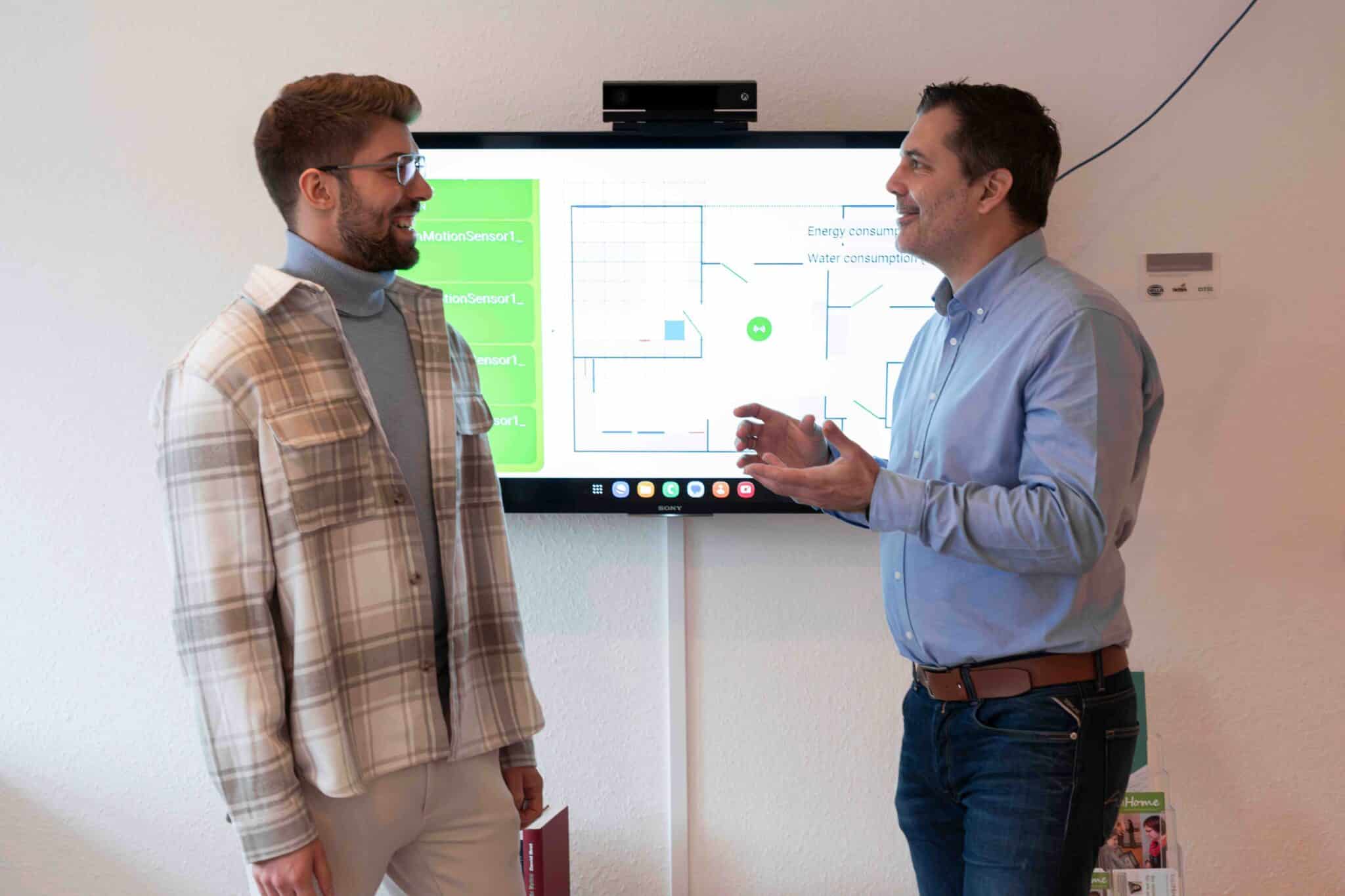 Justin Baudisch und Prof. Dr. Thorsten Jungeblut erforschten den Einsatz von Smart-Home-Technologien in Haushalten von Pflegebed&uuml;rftigen. Foto: H. Hilpmann/HSBI